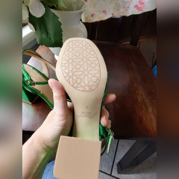 Jewel By Badgley Mischka Metallic Emerald Green Strappy Sandals.  Size 6 - Picture 6 of 7